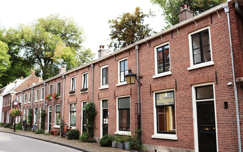 Rij bakstenen woonhuizen in een rustige straat