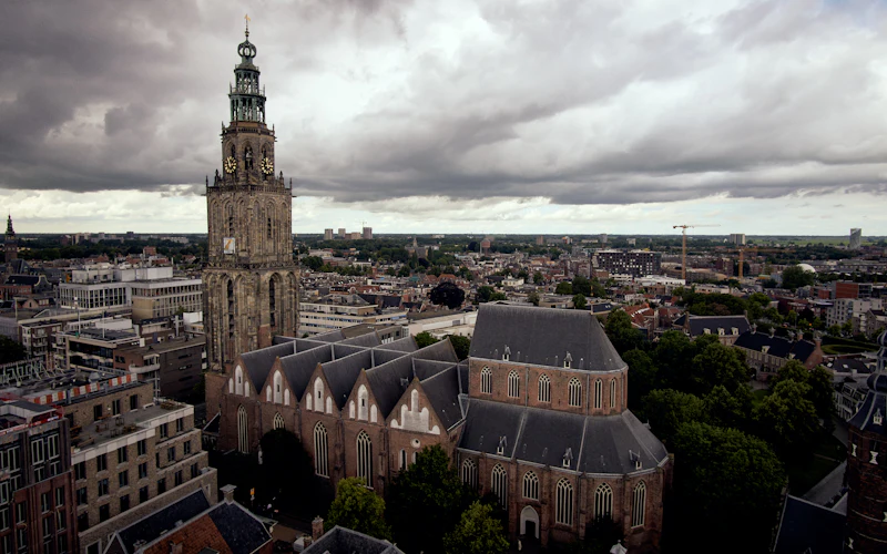 De Martinitoren boven de daken van de binnenstad van Groningen