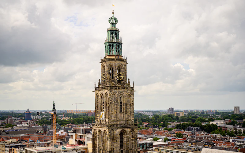Uitzicht over de daken van Groningen met de Martinitoren