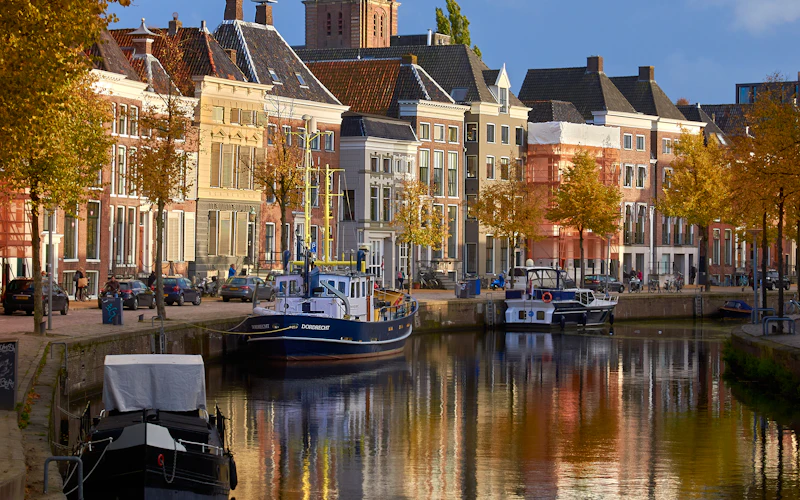 Moderne gebouwen en appartementen aan het water in Groningen