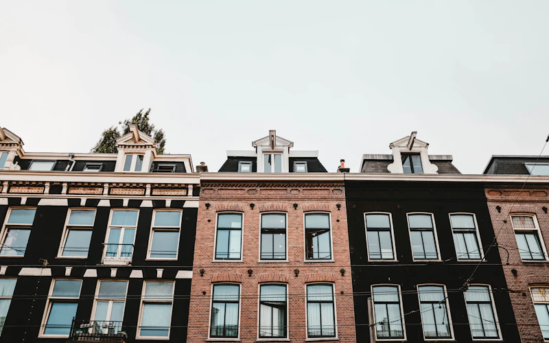 Appartementencomplex met balkons en huurwoningen