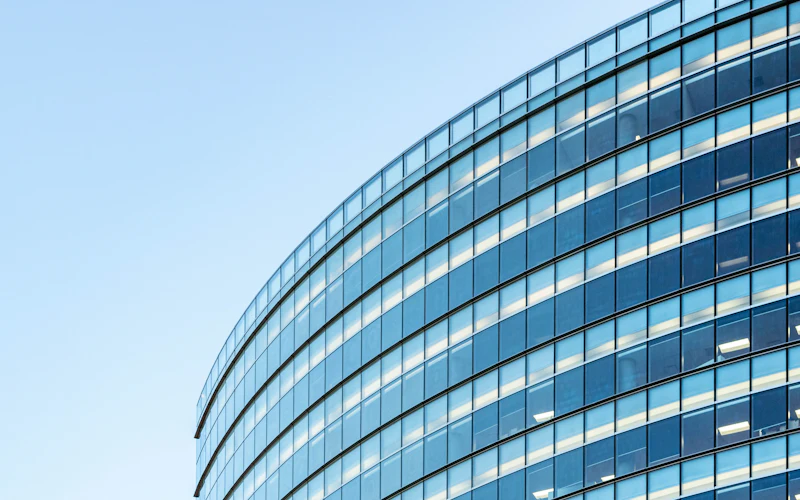 Glazen gevel van een modern kantoorgebouw