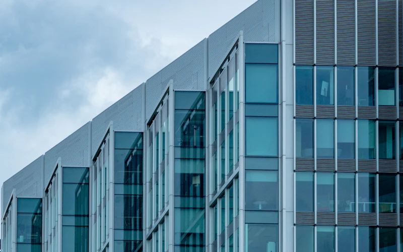 Modern kantoorpand onder een blauwe lucht