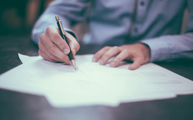 Ondernemer zet een handtekening onder een financieringsovereenkomst
