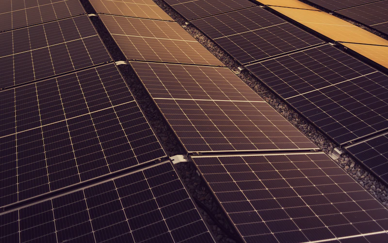 Rijen zonnepanelen op het platte dak van een bedrijfspand